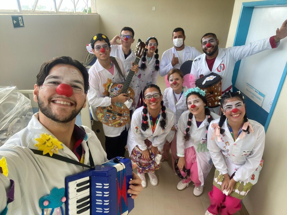 Sorriso que atravessa fronteiras: integrantes do projeto publicam artigo internacional sobre palhaços promotores da saúde